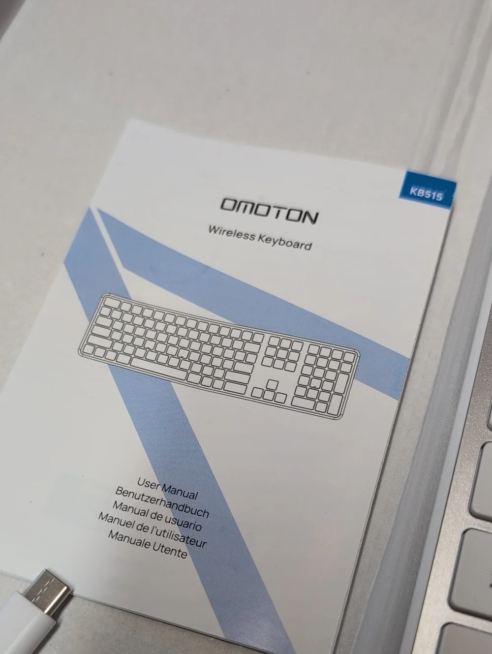 OMOTON Wireless/ Rechargeable Keyboard — White Finish     (95)